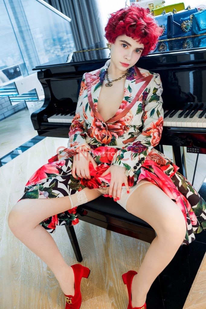 Шлюха Тигрёнок сосет писю Интимсити